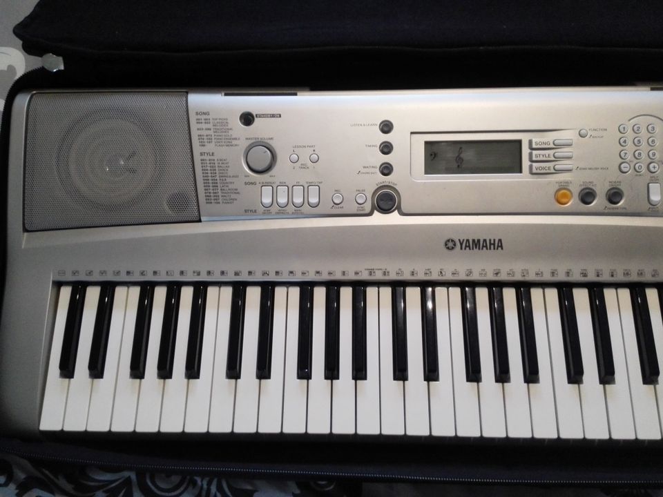 Keyboard YAMAHA PSR E303 YPT-300, mit Tasche, Ständer und.... in Merseburg