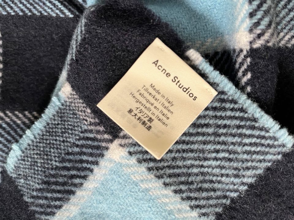 Acne Studios Schal blau kariert in Berlin