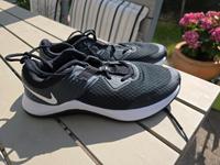Nike Sportschuhe schwarz gr.41 Bayern - Fahrenzhausen Vorschau