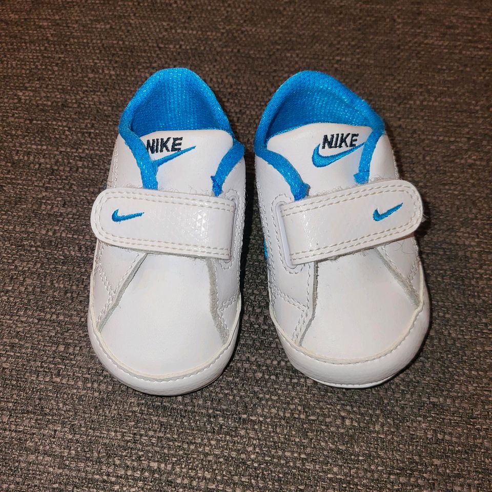 Krabbelschuhe Sneaker Größe 17 von Nike in Willebadessen