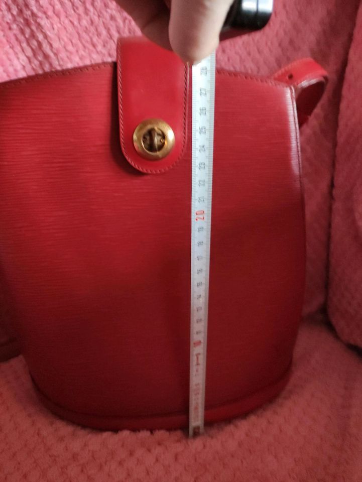 Original Louis Vuitton Red Clunchy Bag in Hameln