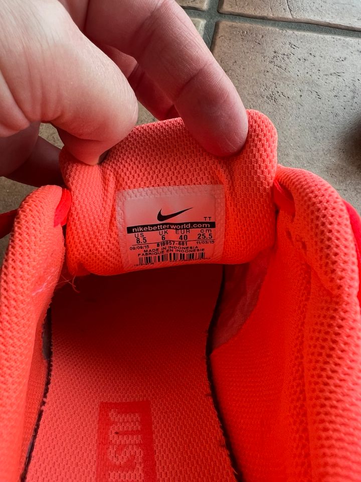 Nike Air Turnschuhe Neon Orange 40 in Bedburg