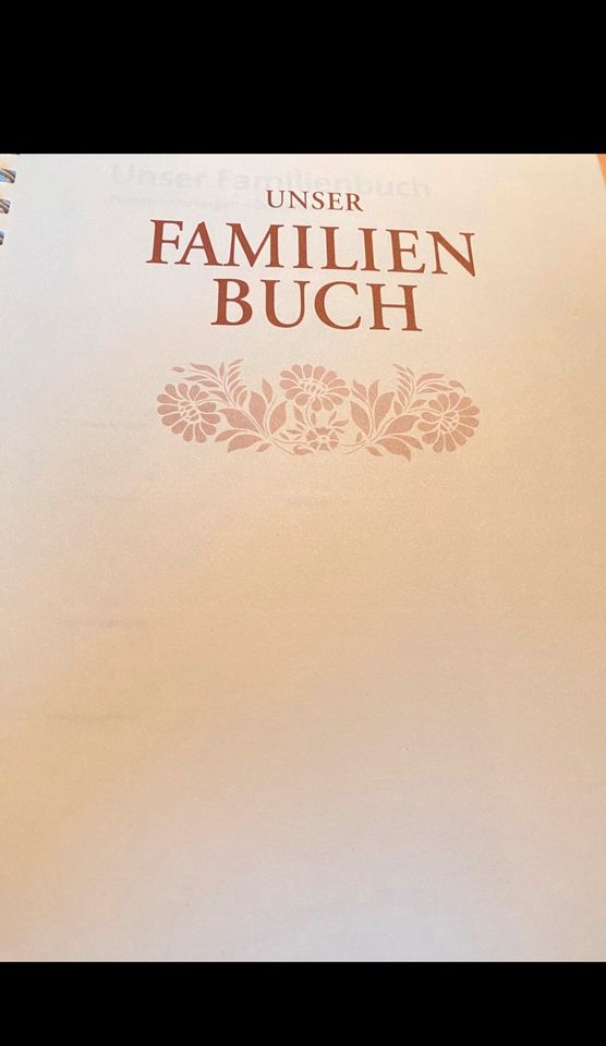 Unser Familienbuch in rot in Weener