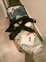 Tasche voller Babykleidung Niedersachsen - Hage Vorschau