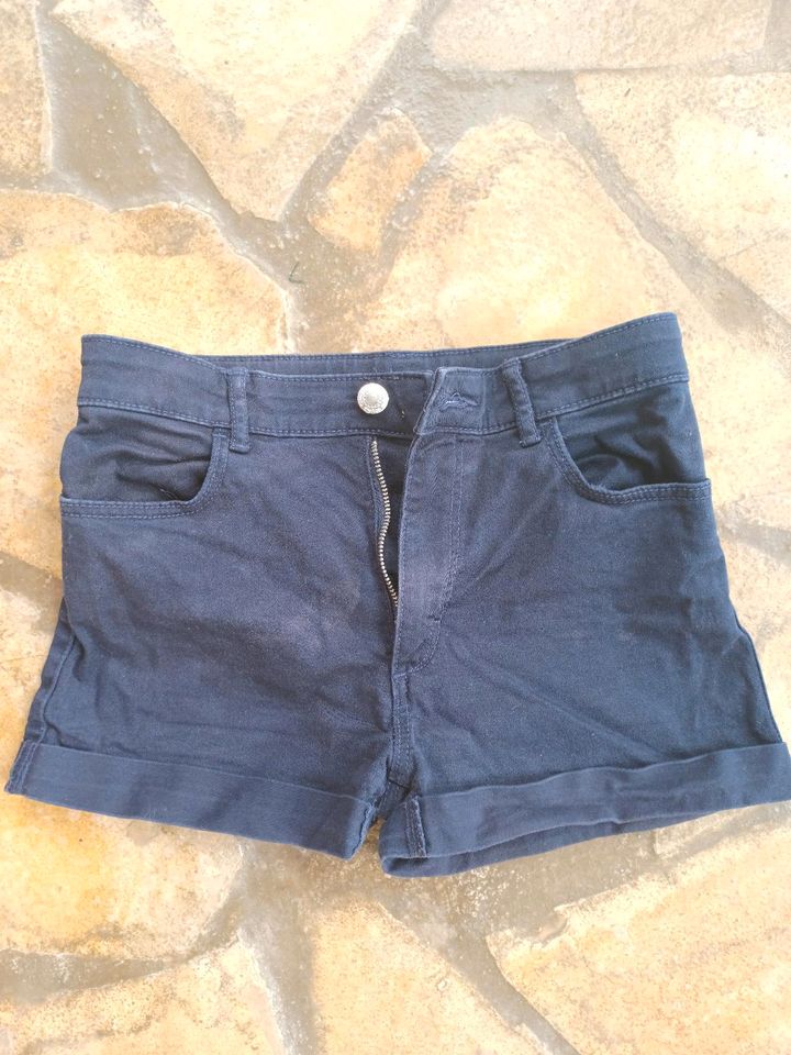 2 x Jeansshorts H&M Grösse 146 hell und dunkelblau in Zülpich