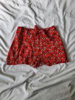 Hotpants/Shorts rot mit Blümchen "Größe 36/S" Düsseldorf - Golzheim Vorschau