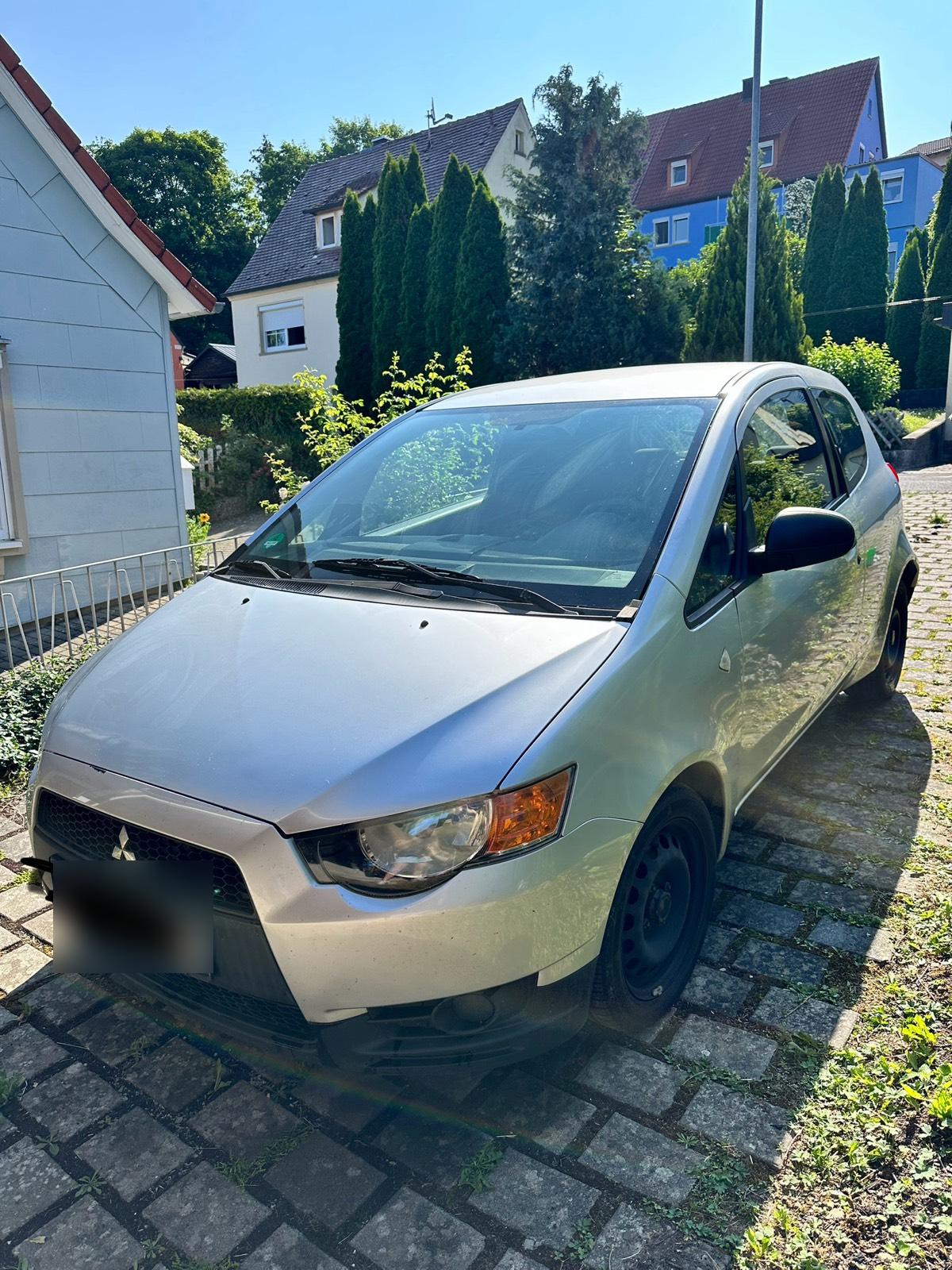 Abbildung des Autos Mitsubishi Colt mit TÜV …