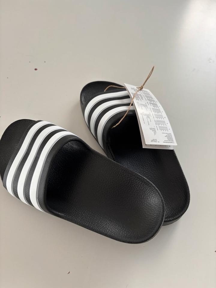 Neu Adidas Badelatschen Badeschuhe Adiletten Gr. 33 in Berlin