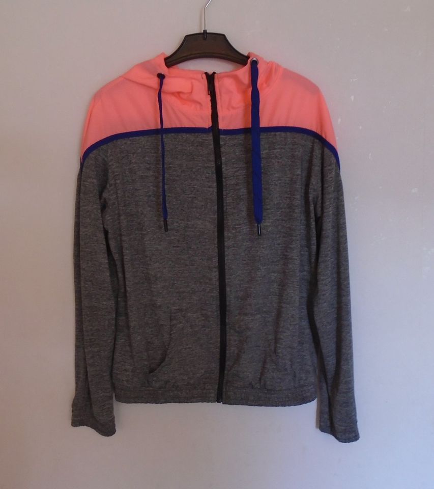 Wie NEU Sportjacke Trainingsjacke Fitnessjacke grau Kapuze C&A S in Roßdorf