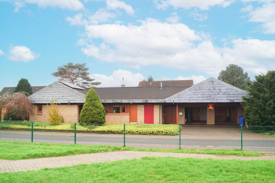 Wohnen auf einer Ebene: Bungalow mit separatem Büro und Wintergarten in Neuenkirchen