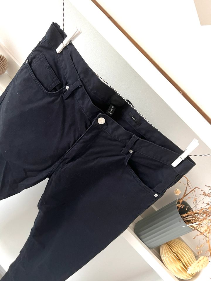 H&M Herren Hose Jeans schwarz Größe 33 Slim Fit in Hochheim am Main