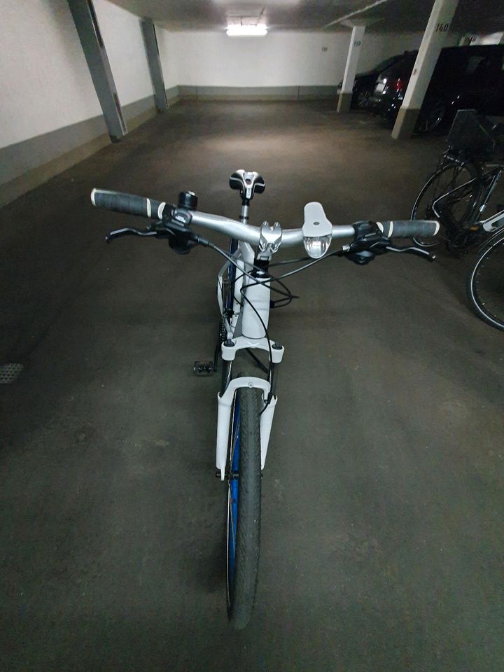 BMW CRUISE BIKE weiß/blau 26" 30Gänge neu Sammlerstück  Sehr selt in München