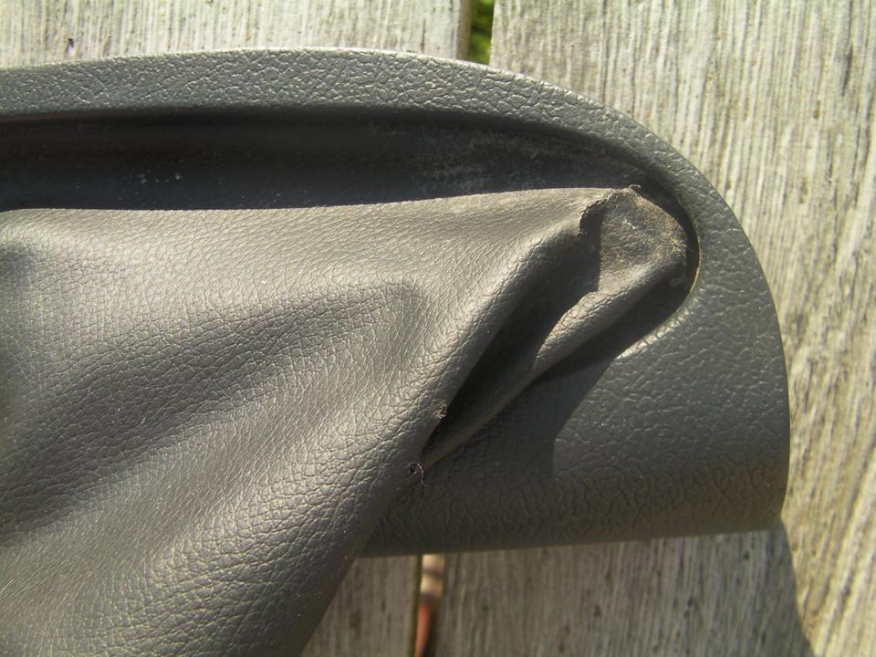 Original Ford Escort 98ABA044L49AA Abdeckung Handbremshebel in Daleiden