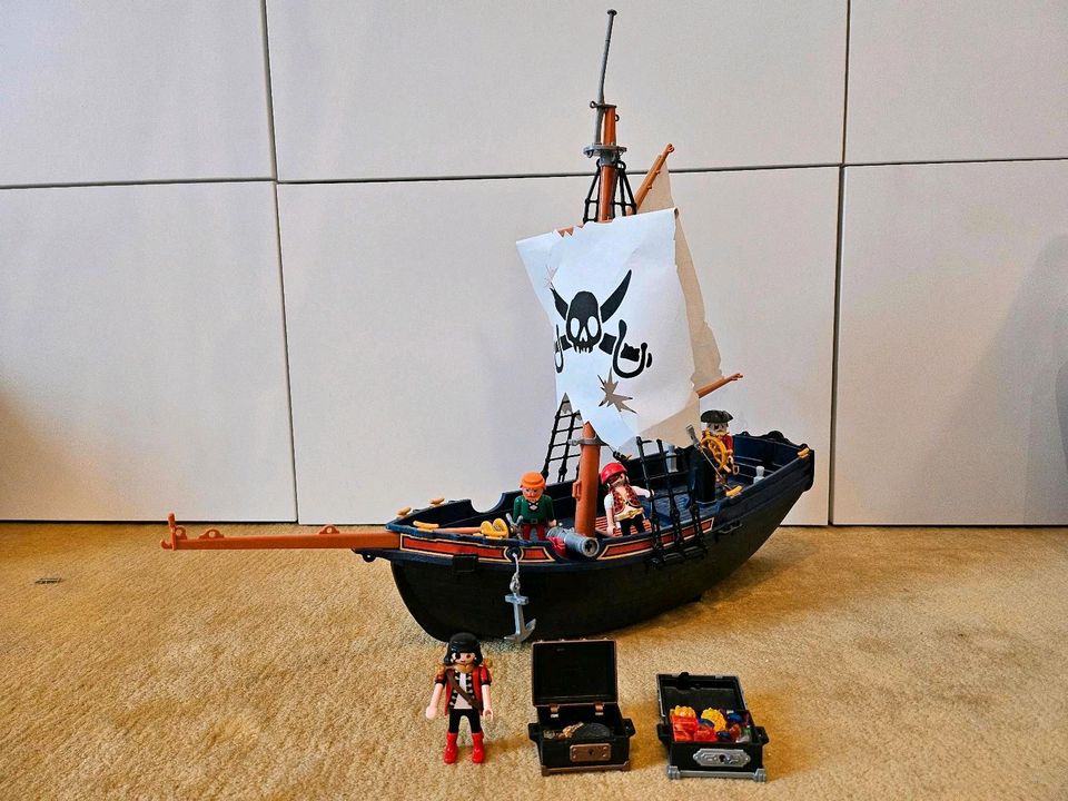 Playmobil Piratenschiff mit 7 Mann Besatzung und Kanone in Mainz