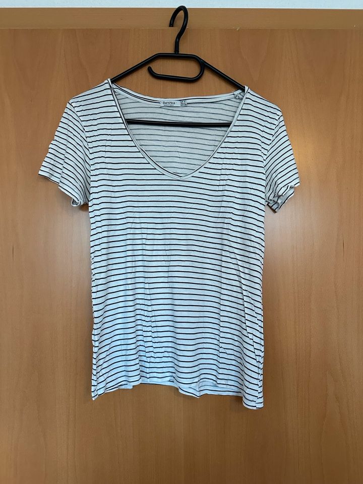 Bershka T-Shirt Weiss mit schwarzen Streifen Größe M in Ammerbuch