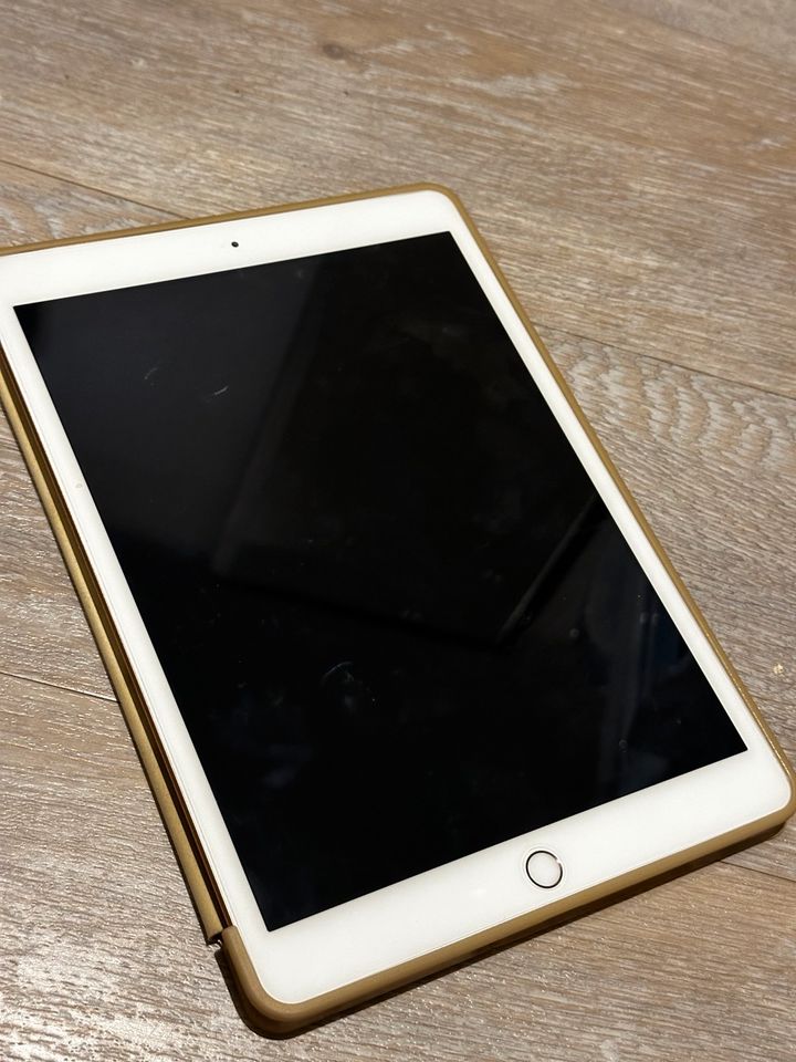 Apple iPad 8th Generation WiFi 32 Gb Gold in Düsseldorf