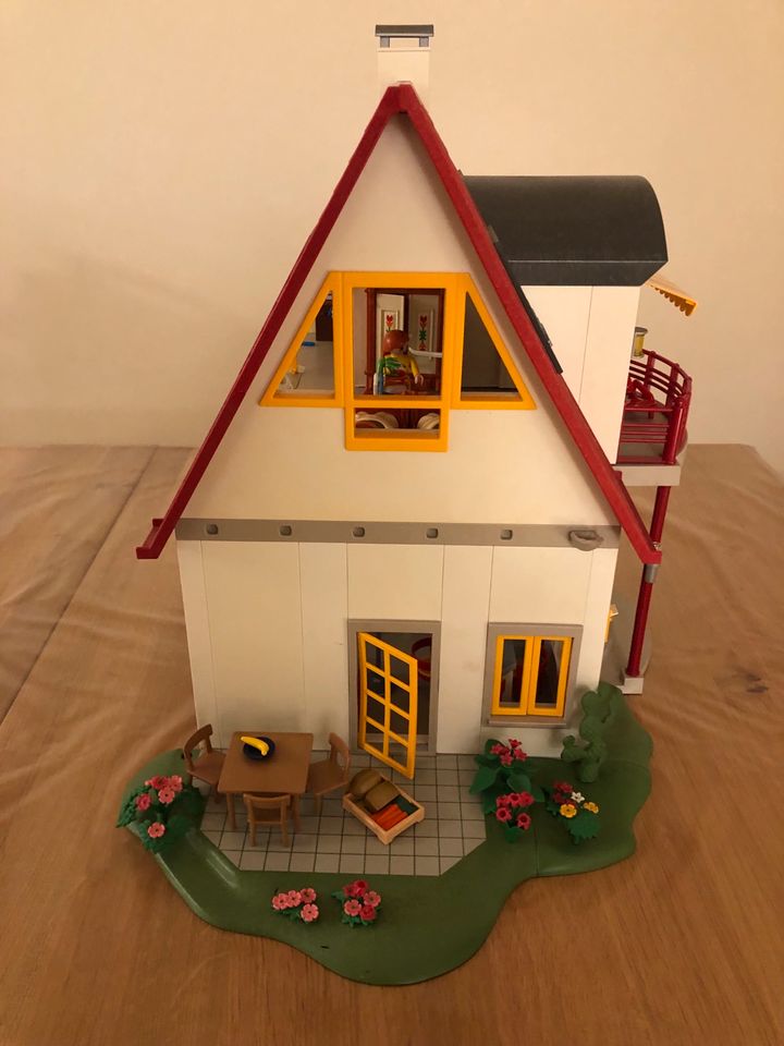 Playmobil Stadtvilla mit zahlreichen Zubehör in Oestrich-Winkel