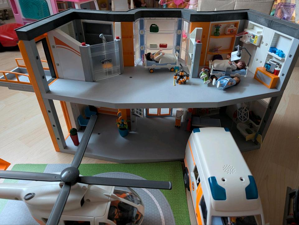 Playmobil Krankenhaus mit Krankenwagen und 2 Hubschrauber in Freisbach