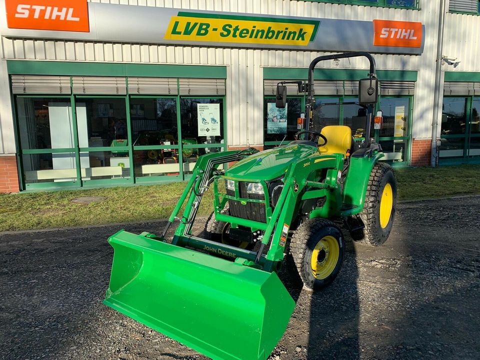 John Deere 3025E mit Frontlader Kommunaltraktor, Kompakttraktor in Barsinghausen