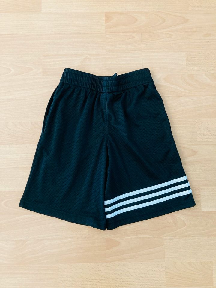 Adidas Shorts Junge 6-8 Jahre Gr 128 in schwarz mit Taschen NEU in Meerbusch