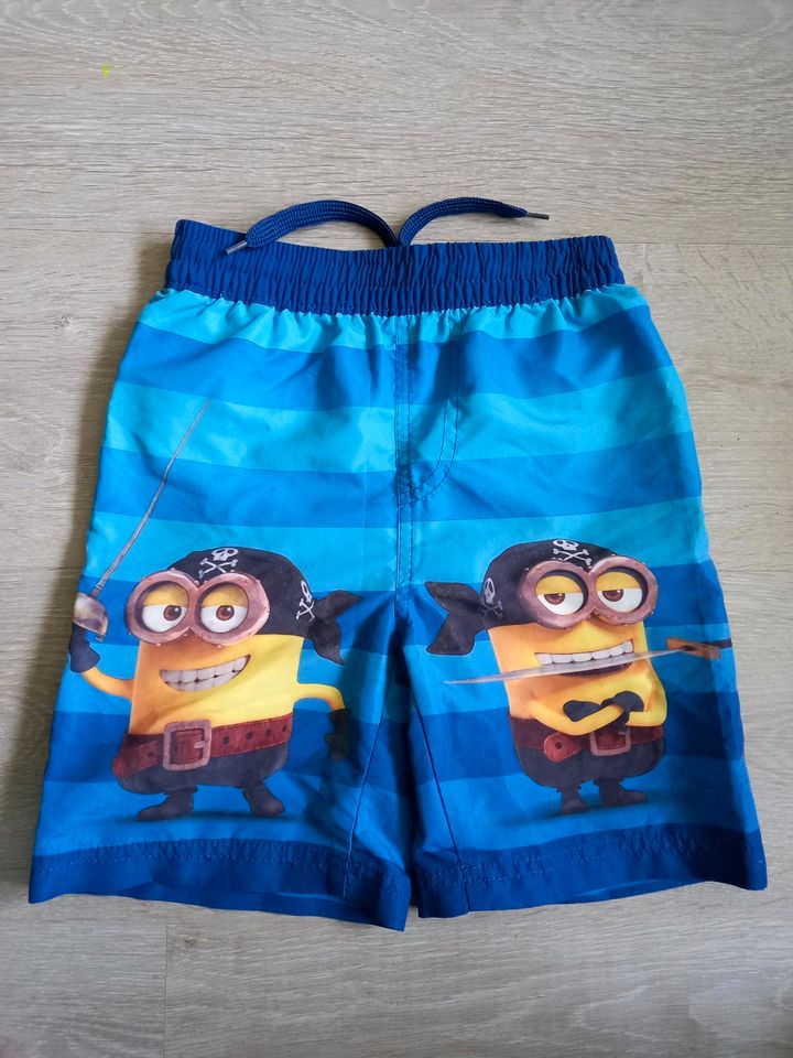 Minion Piraten Badeshorts 116 in Mönchengladbach