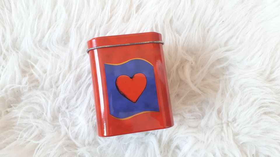 Kleine Teedose rot mit Herz, 10 cm hoch, Blechdose in Tuttlingen
