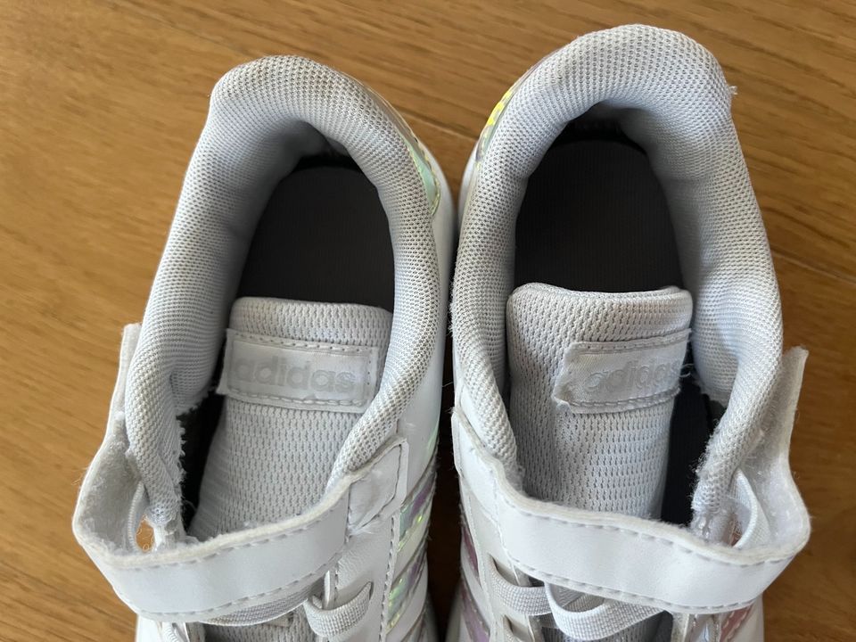 Adidas Sneaker Schuhe Gr. 33 in Trittau