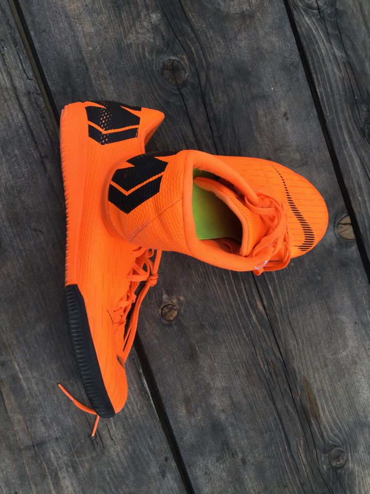 Hallen Sportschuhe Marke Nike Gr. 40,5 in orange in Ingolstadt