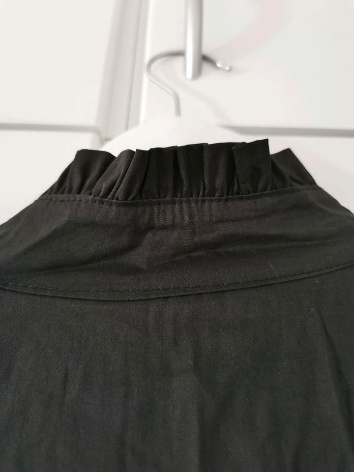 Schwarze Bluse mit großen Rüschenkragen in Hannover