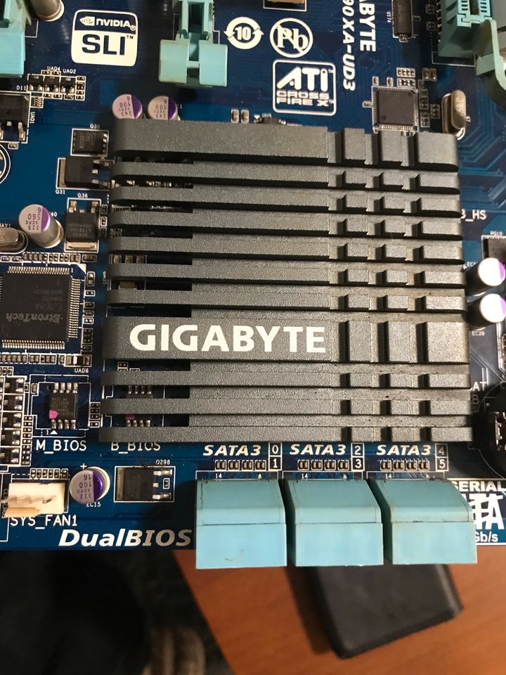 pc mainboard fc gigabyte GA-990XA-UD3 in Frankfurt am Main