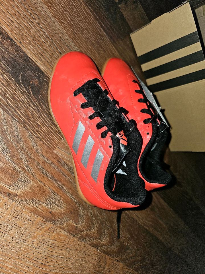 Adidas Fußball Turnschuhe kinder 29 nagelneu in Lübeck