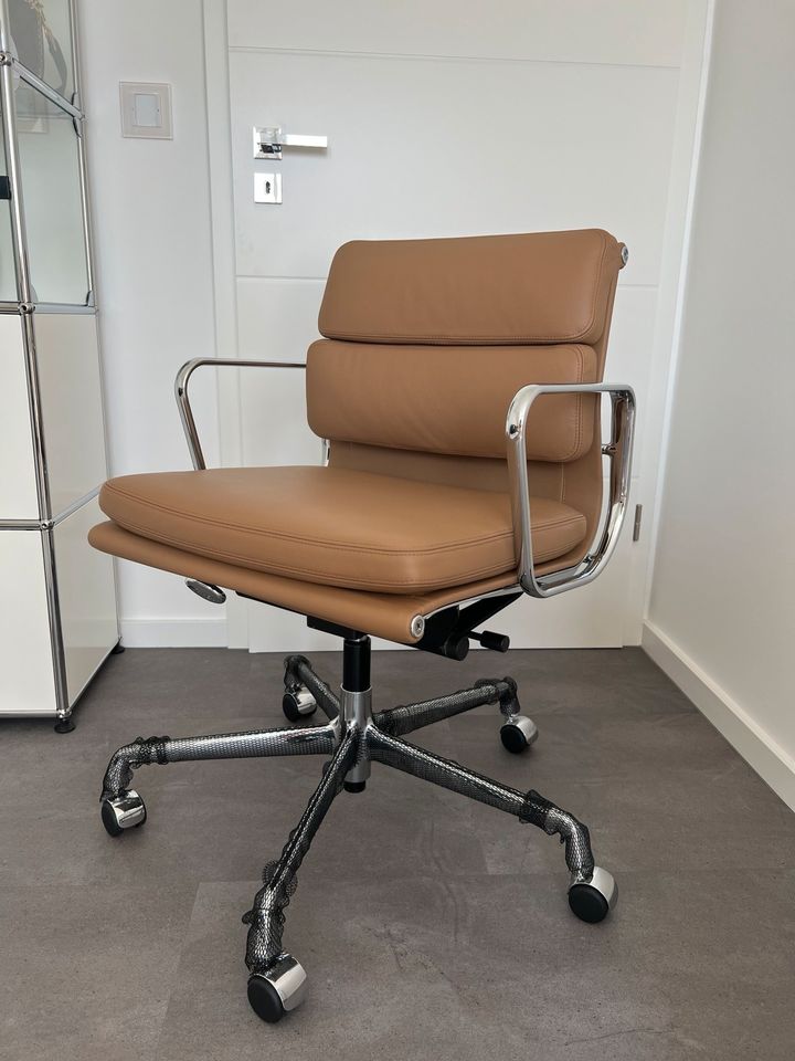 Vitra - EA 217 Softpad Leder Bürodrehstuhl - Premium Cognac in Düsseldorf