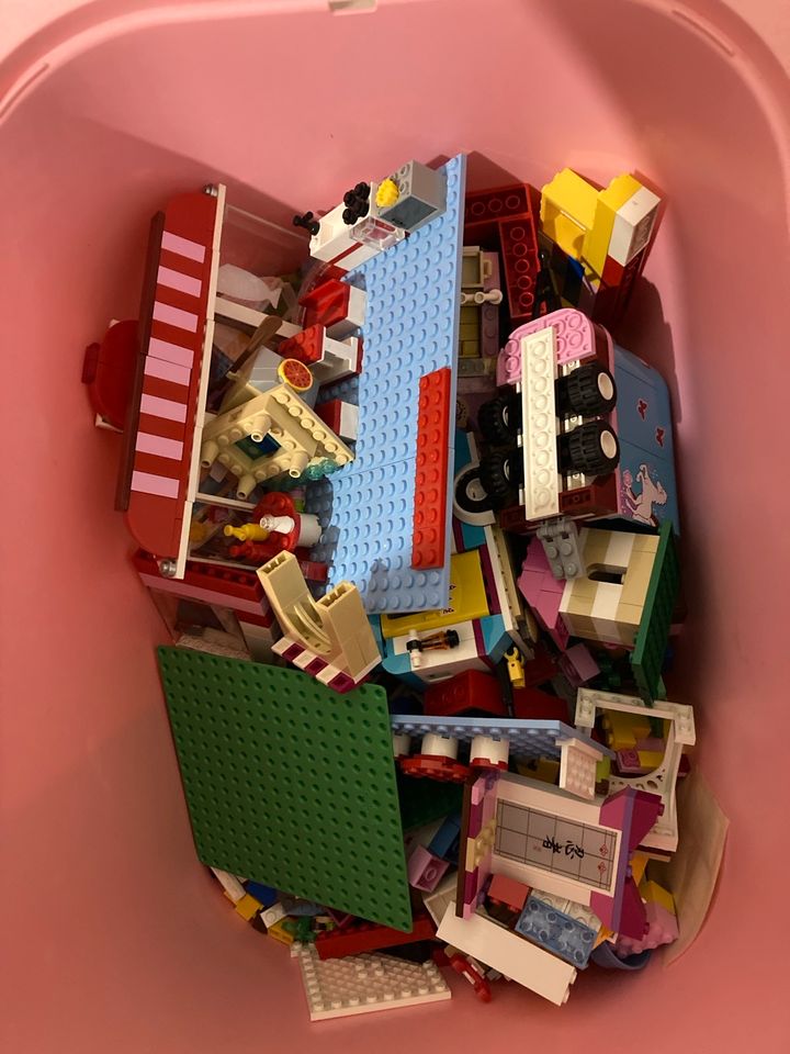 eine Kiste Lego Friends in Kassel