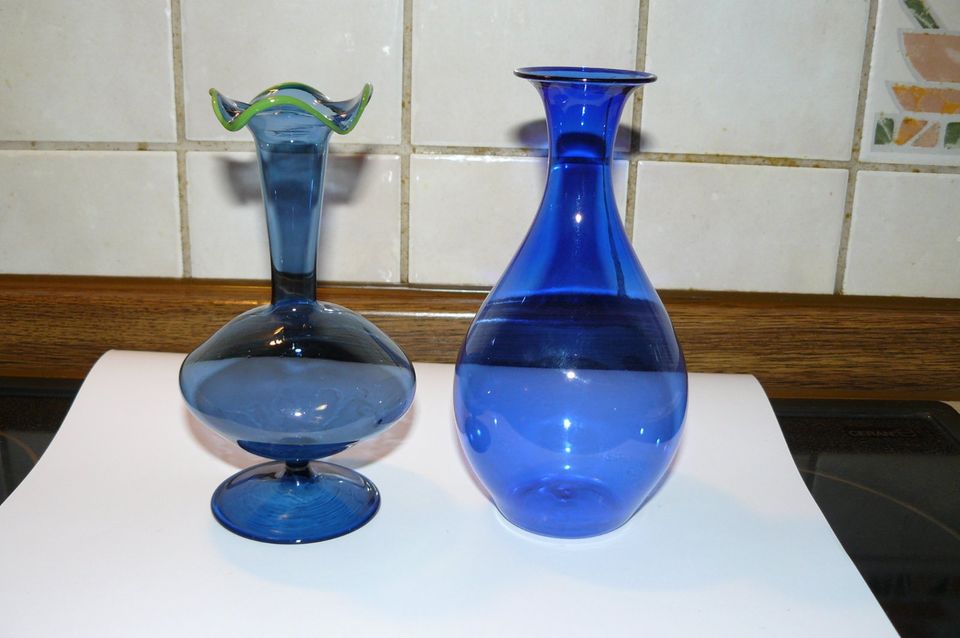 LAUSCHAER GLAS-ARTIKEL – (17 Stück) In der Hauptsache Vasen in Erfurt