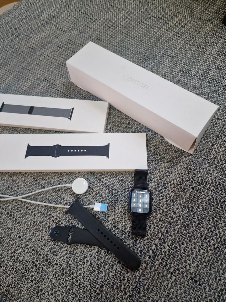 Apple Watch Serie 4, zwei Armbänder mit Orig.karton, gebraucht !! in Stuttgart