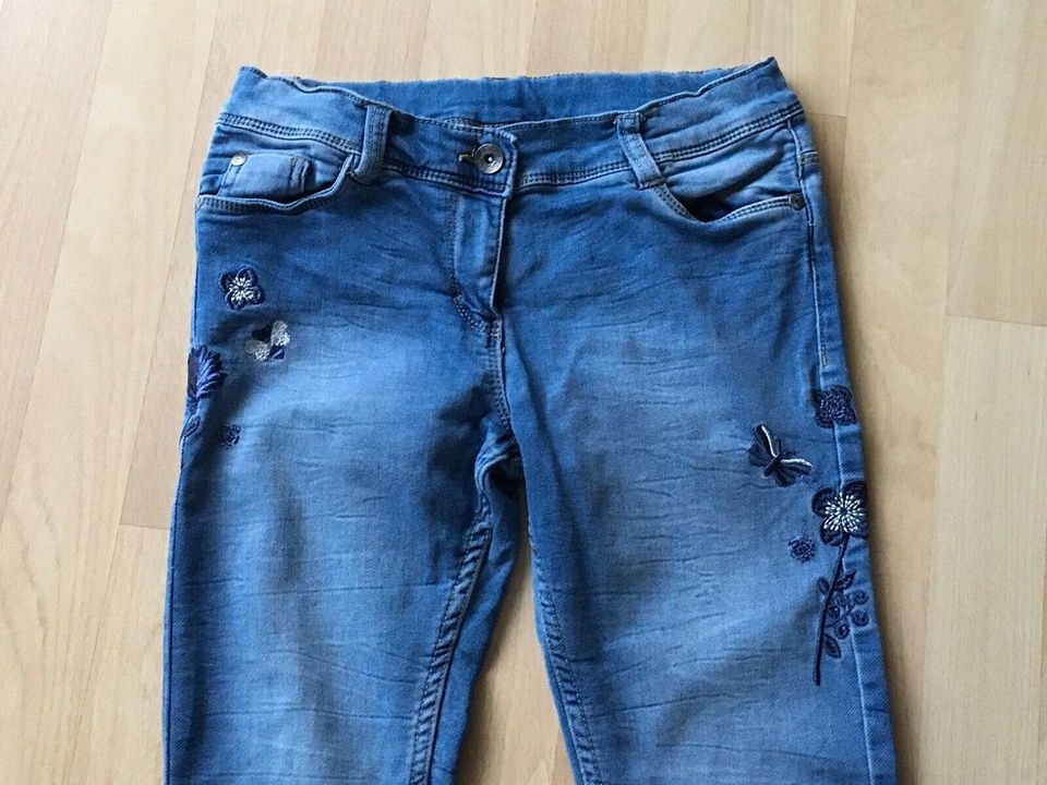 Neuwertige Jeans von Yigga Gr. 152 in Seester