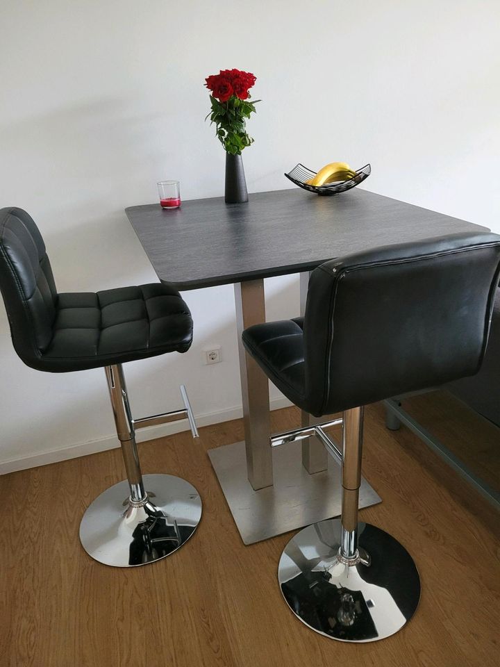 Bartisch inkl. 2 Stühle (Tisch: 90cm×90cm, Höhe: 1.06m) in Düsseldorf