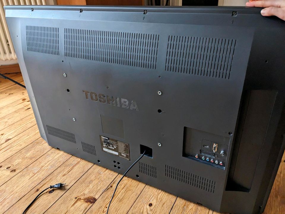 Toshiba 32W23*3 Fernseher TV in Berlin