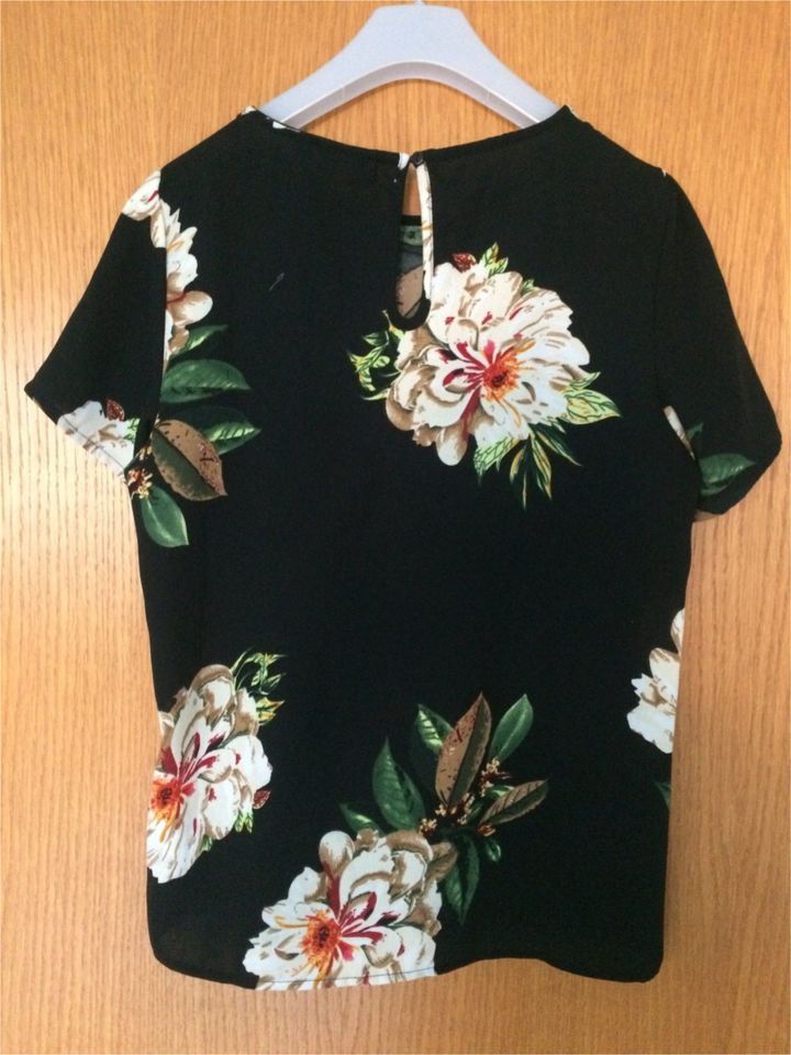 T-Shirt Bluse kurzärmelig schwarz mit Blumen von ONLY in Geiselhöring