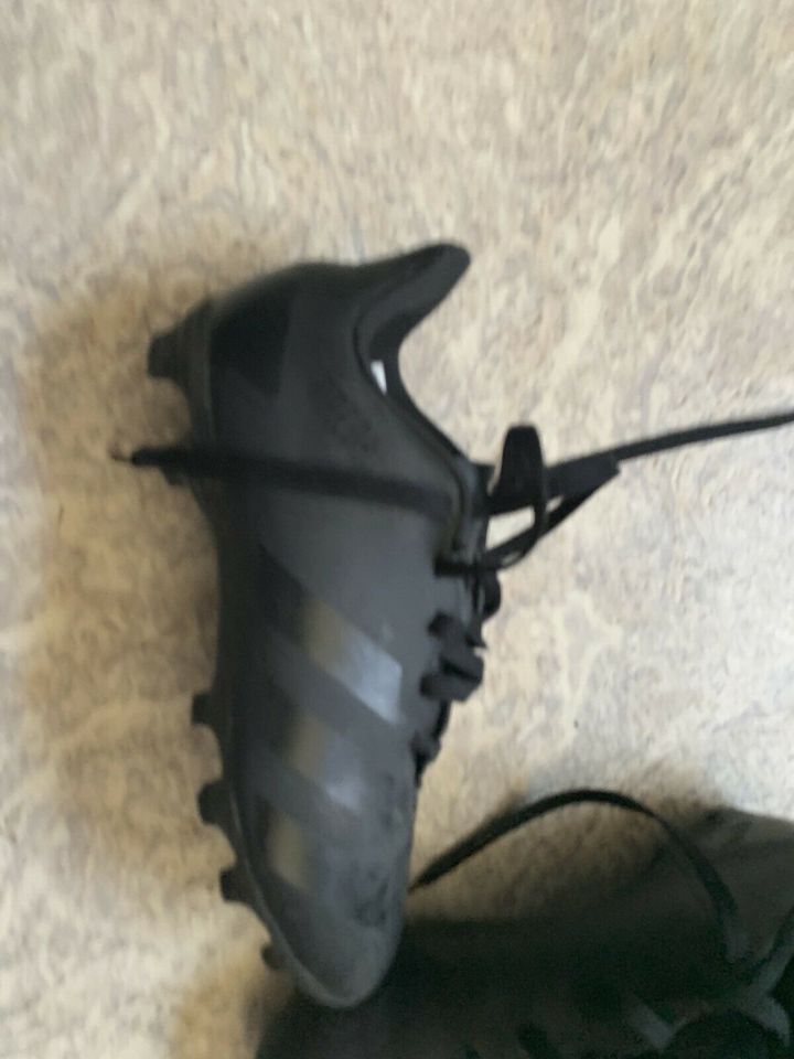 Adidas Kinder Fußballschuhe in Guntersblum