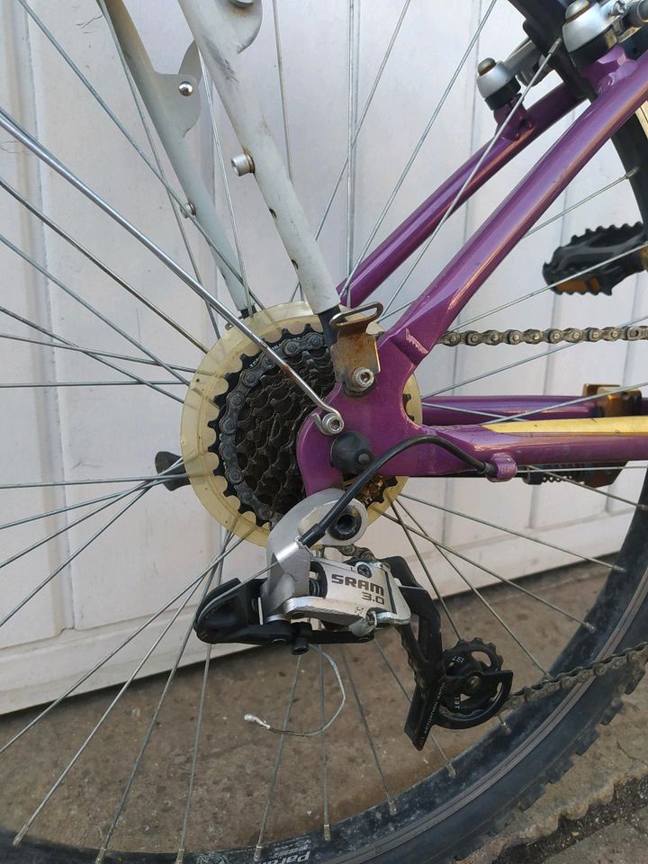 Fahrrad mit Shimano Komponenten in Steinmauern