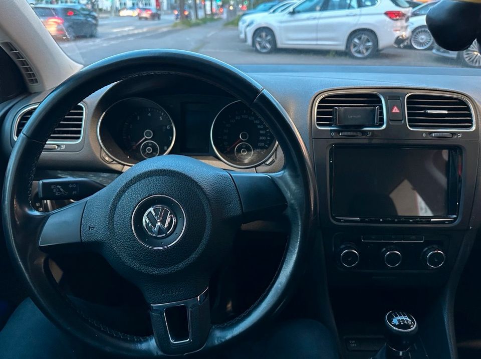 VW Golf 6, Apple/Android CarPlay +Navi, 8fach Bereift in Tuttlingen