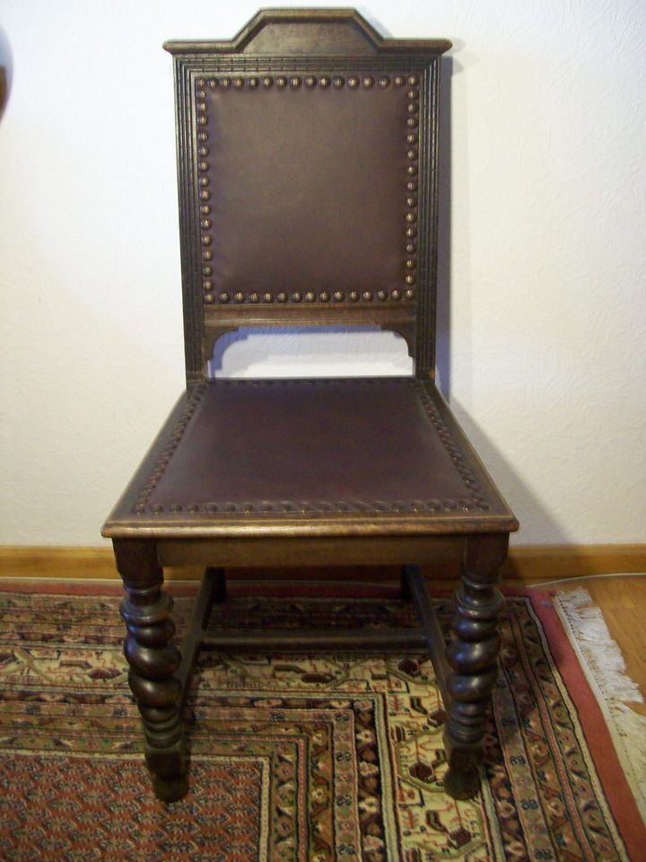 Antiker Stuhl Gründerzeit mit Leder und Nieten in Groß-Gerau