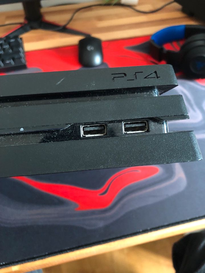 PS4 PRO 1TB + CONTROLLER+ LADESTATION in Augsburg