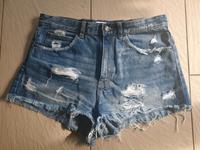 ZARA Jeanshose Shorts kurze Hose Hotpants Gr.40 destroyed look Dresden - Gorbitz-Süd Vorschau