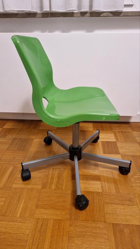IKEA SNILLE Drehstuhl für Kinder (grün) in Stuttgart