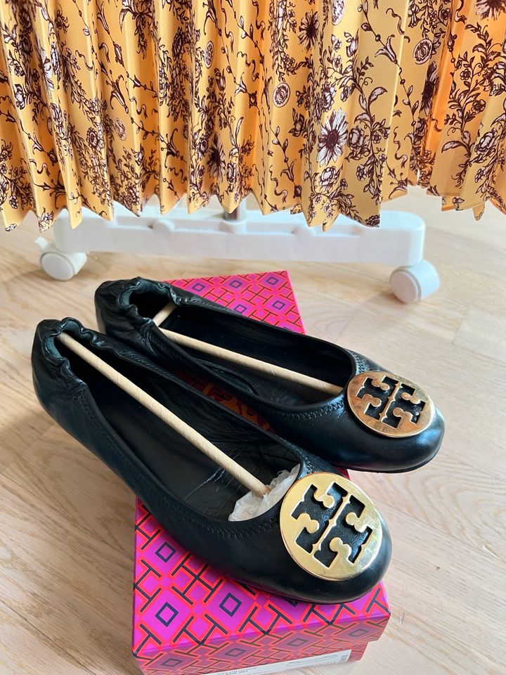 TORY BURCH REVA LEDER BALLERINAS SCHUHE in Lindau