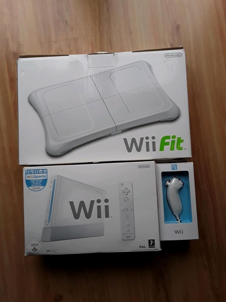 Nintendo WII mit Board und ganz viel Zubehör im Originalkarton in Neustadt in Holstein