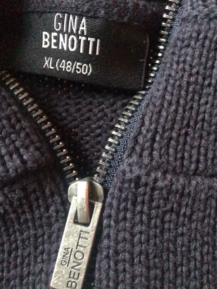 Schöne dicke Strickjacke schwarz Gr.XL48/50,Kapuze Reißverschluss in Frankfurt am Main