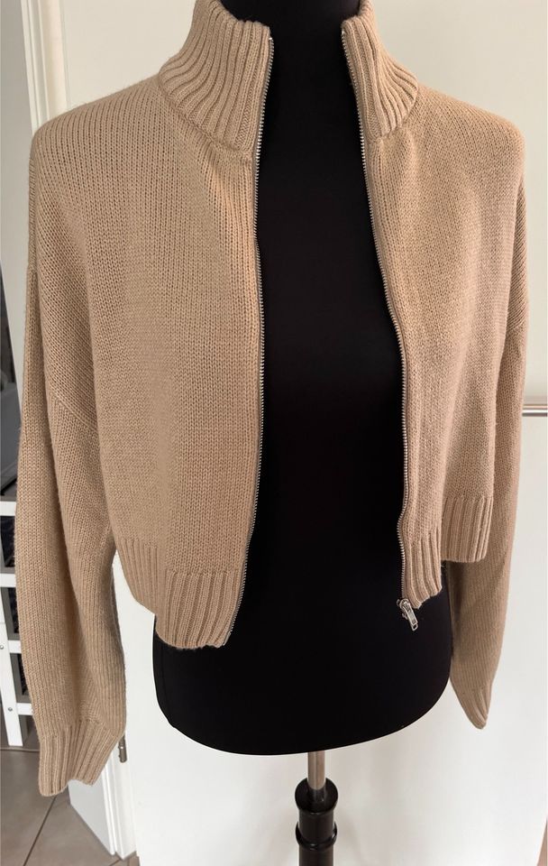 Schicke kürzere Strickjacke beige Gr. S in Elsdorf